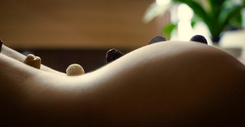 Csábító női idomok, csokoládé, halvány meleg fények