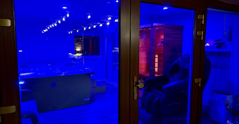 Privát wellness a Tulipán Vendégházban. Jakuzzi, szauna, masszázsfotel, aroma és színterápia. Erdei ösvényekről a forró jakuzziba.