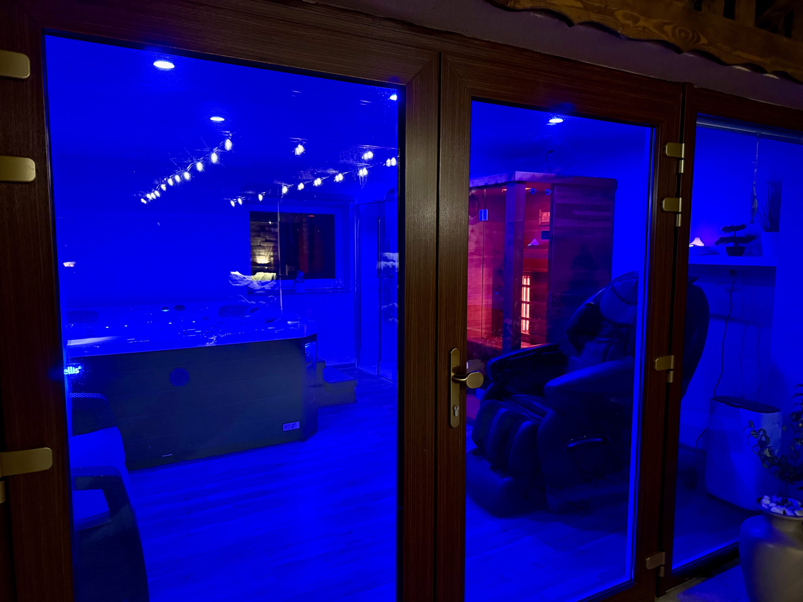 Privát wellness a Tulipán Vendégházban. Jakuzzi, szauna, masszázsfotel, aroma és színterápia. Erdei ösvényekről a forró jakuzziba.