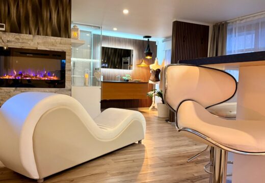 Tantra fotel és látványkandalló a Tulipán Vendégház egyik romantikus apartmanjában.