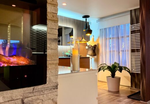 Kandalló és hangulatvilágítás a Tulipán Vendégház Deluxe apartmanjában Kárászon