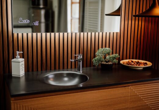 Modern mosdópult és meleg tónusú belső tér a Delux apartmanban.
