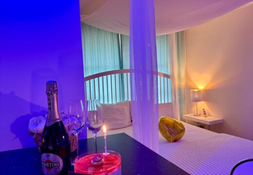 Ünnepi bekészítés tortával és pezsgővel a Tulipán Vendégház apartmanjában.