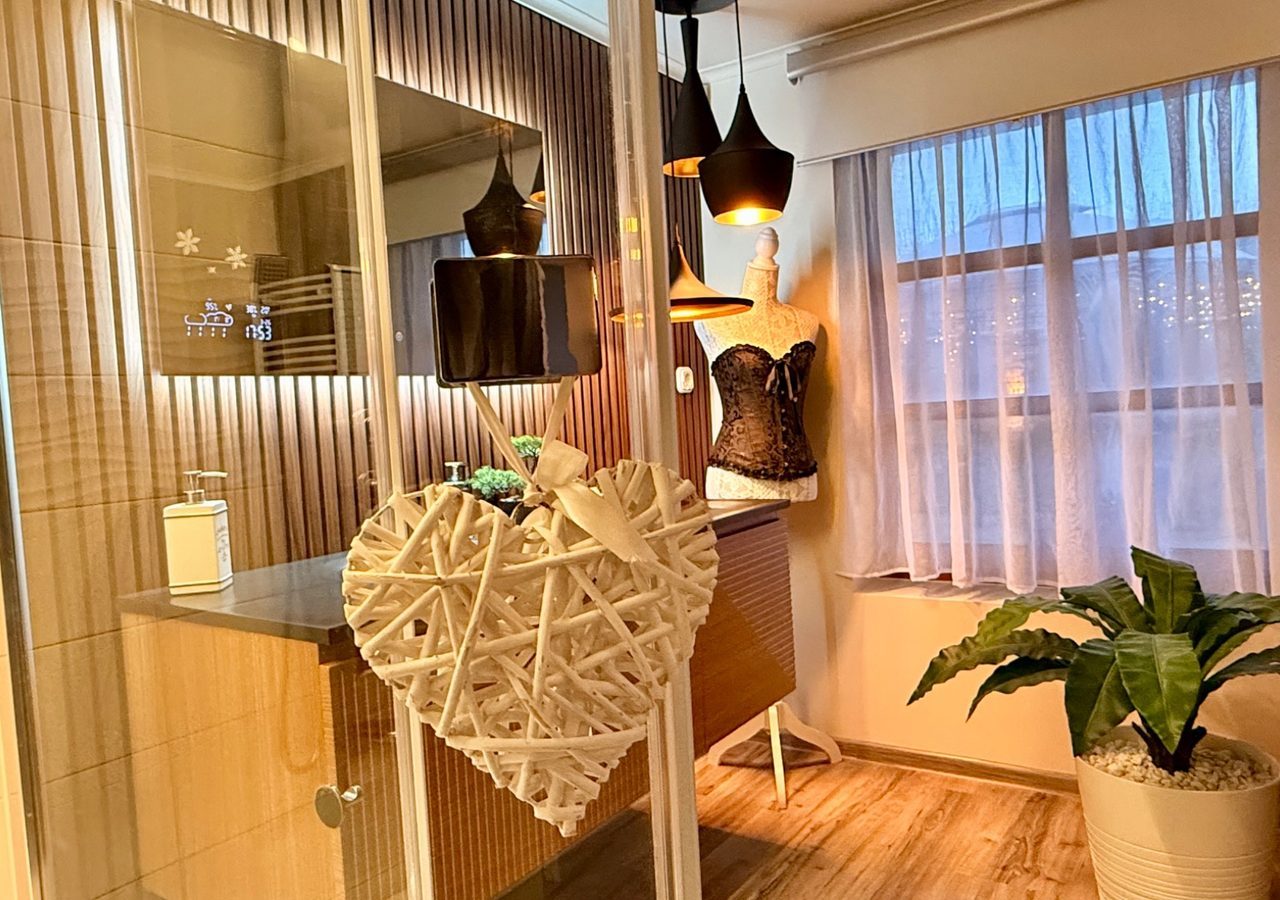 Romantikus Delux apartman zuhanyzóval és hangulatos enteriőrrel a Tulipán Vendégházban