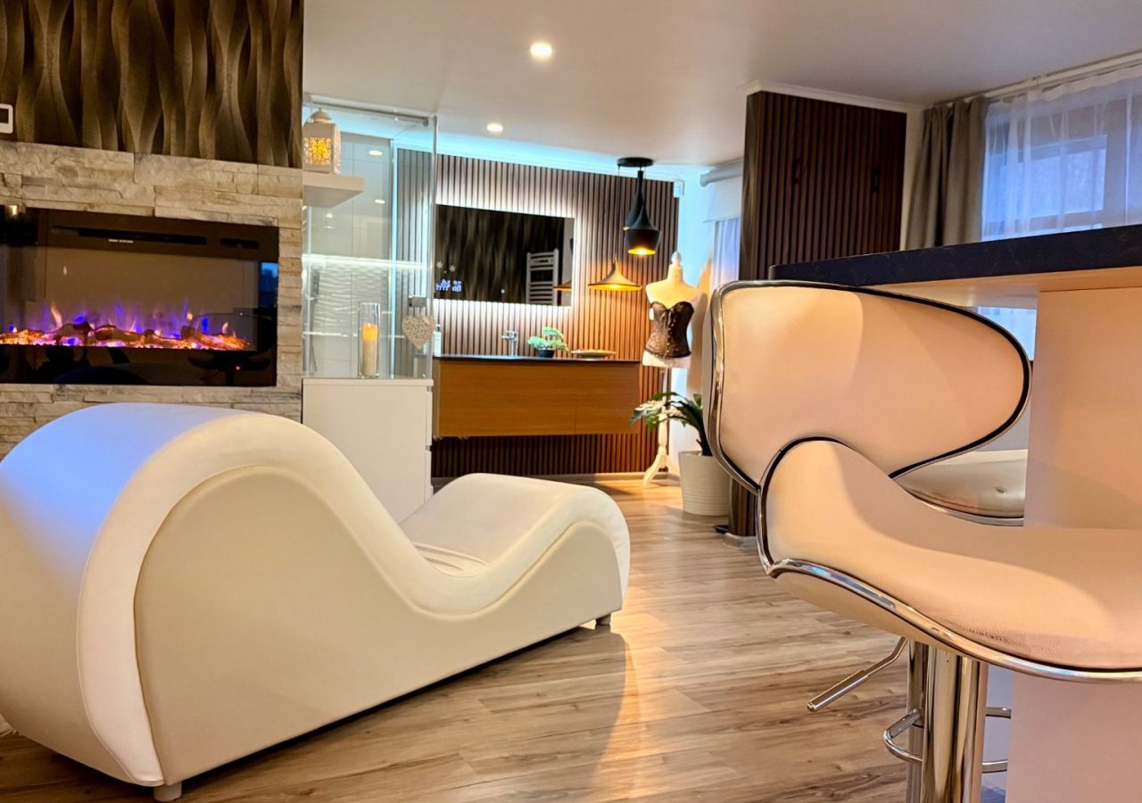Tantra fotel és látványkandalló a Tulipán Vendégház egyik romantikus apartmanjában.