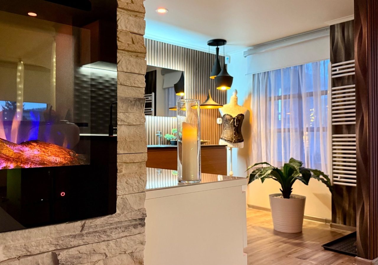 Kandalló és hangulatvilágítás a Tulipán Vendégház Deluxe apartmanjában Kárászon