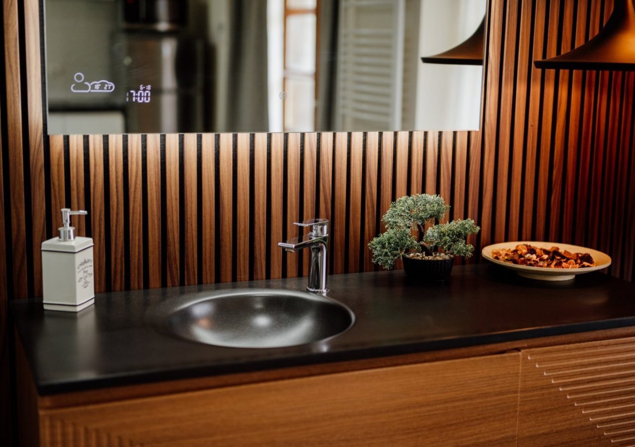 Modern mosdópult és meleg tónusú belső tér a Delux apartmanban.